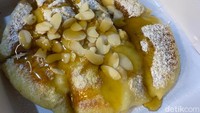 Paling banyak dipesan ada Gamchi Sweet Almond (Rp 34.000). Satu porsi Korean Potato Cheese Bread, disajikan dengan saus maple, dan irisan kacang almond yang royal. Foto: detikFood