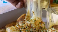 Rasa ‘savory’ atau asin gurihnya juga lebih nendang di mulut, ditambah dengan rasa saus tomat yang asam segar. Membuat rasanya hampir kembar dengan pizza. Foto: detikFood