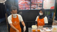 Di gerai Gamchi, di Tebet, Jakarata Selatan, menjual Korean Potato Cheese Bread dengan pilihan topping dan saus cocolan yang menggoda selera. Foto: detikFood