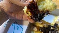 Tekstur rotinya tetap mulur dan isiannya padat dari kentang tumbuk. Tetap ada rasa renyah dari taburan biskuit oreo yang menutupi permukaan roti, yang sebelumnya sudah ditaburi gula halus. Foto: detikFood