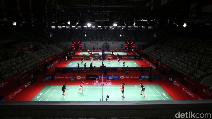 Sejumlah atlet bulutangkis berlatih di Istora Senayan, Jakarta. Mereka bersiap untuk menghadapi Indonesia Master 2022 yang digelar besok.
