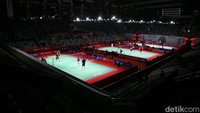 Sejumlah atlet bulutangkis berlatih sekaligus mencoba lapangan jelang menghadapi Indonesia Masters 2022 di Istora Senayan, Jakarta, Senin (6/6/2022).