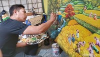 Pemilik Budiman Art Galeri Jelekong, Iman Budiman (36) mengatakan lukisa di Kampung Lukis Jelekong telah ada sejak puluhan tahun yang lalu. Bahkan, kata dia, hal tersebut diawali oleh salah seorang pelukis legend di daerah tersebut.