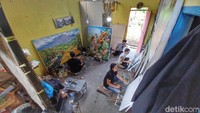 Iman menjelaskan para seniman lukis di Jelekong belajar melukis secara otodidak. Apalagi, menurutnya, masyarakat di Jelekong telah terbiasa dengan apa yang namanya lukisan.