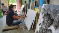 Menurutnya para seniman lukis mengajarkan murid-muridnya dalam konteks non akademis. Dengan itu, kata dia, para murid belajar secara mandiri. Dia menambahkan lukisan yang ada di Jelekong terdapat berbagai jenis aliran. Dengan itu, menurutnya, berbagai pelukis bisa berbagai jenis lukisan.