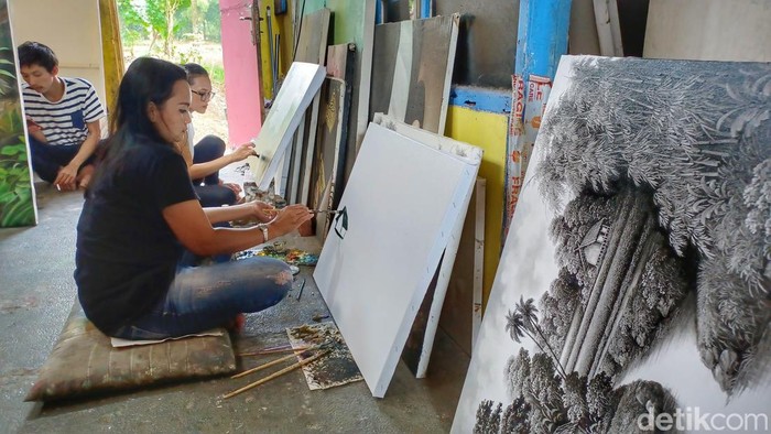 Guratan kuas terus ditanamkan terhadap kanvas yang kosong. Tak terbatasi latar belakang kehidupan atupun ukiran cinta yang melompong.