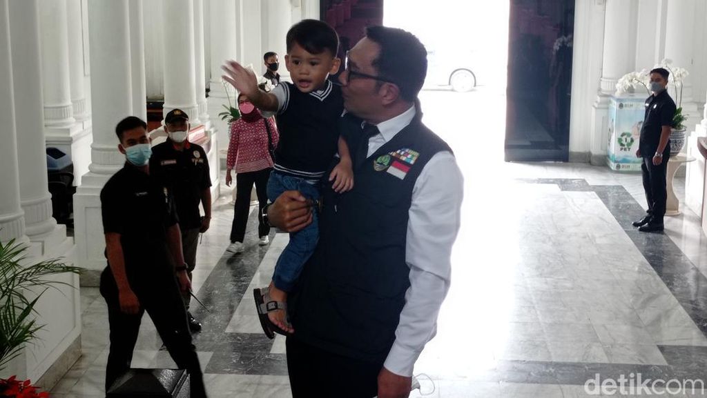 Gendong Anak Bungsu ke Gedung Sate, Ridwan Kamil Ngantor Lagi