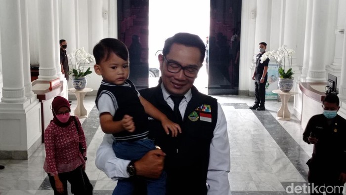 Gubernur Jabar Ridwan Kamil kembali berdinas setelah menjalani masa cuti. Ia datang ke Gedung Sate sambil menggendong anak bungsunya Arkana Aidan Misbach