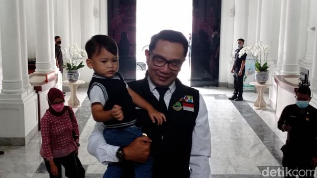 Gubernur Jabar Ridwan Kamil kembali berdinas setelah menjalani masa cuti. Ia datang ke Gedung Sate sambil menggendong anak bungsunya Arkana Aidan Misbach