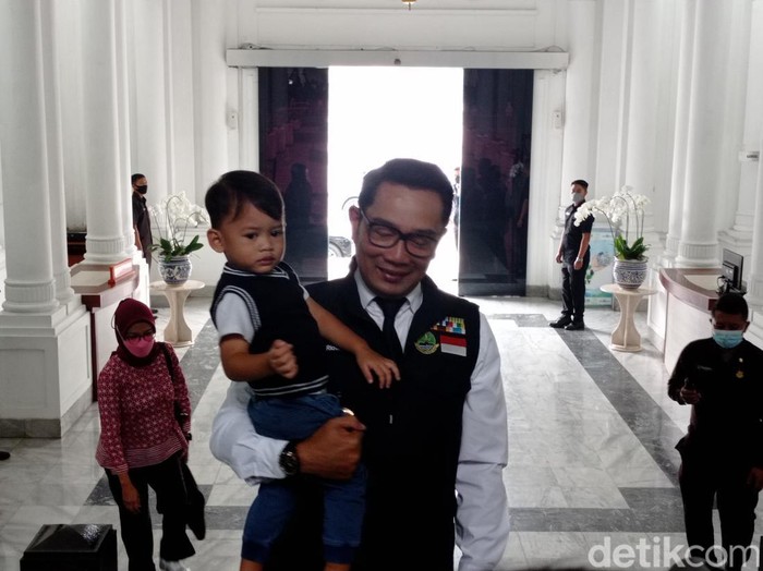 Gubernur Jabar Ridwan Kamil kembali berdinas setelah menjalani masa cuti. Ia datang ke Gedung Sate sambil menggendong anak bungsunya Arkana Aidan Misbach