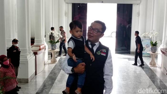 Gubernur Jabar Ridwan Kamil kembali berdinas setelah menjalani masa cuti. Ia datang ke Gedung Sate sambil menggendong anak bungsunya Arkana Aidan Misbach