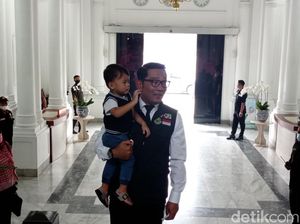 Snapshot: Potret Ridwan Kamil Gendong Anak Bungsu saat Kembali Ngantor