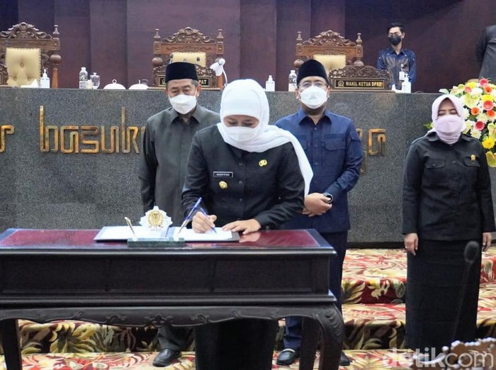 gubernur jatim tanda tangani perda pesantren