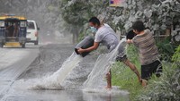 Warga di sekitar lembah dan sungai juga diimbau waspada terhadap lumpur dan aliran sungai jika terjadi hujan deras. (Sharbyn Sayat/AFP/Getty Images)