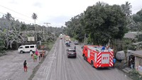 Di Kota Juban, dua desa mengalami daya pandang sangat terbatas karena abu yang tebal. Sebuah truk pemadam kebakaran dikerahkan untuk membersihkan daerah itu. (Sorsogon Provincial Information Office via Reuters)