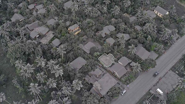 A drone view shows vehicles passing through a road covered in ashes in the aftermath of Mount Bulusan eruption in Sorsogon province, Philippines, June 5, 2022, in this picture obtained from social media. Sorsogon Provincial Information Office/via REUTERS  THIS IMAGE HAS BEEN SUPPLIED BY A THIRD PARTY. MANDATORY CREDIT. NO RESALES. NO ARCHIVES.
