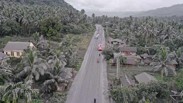 Gunung Bulusan Filipina Erupsi, Rumah dan Jalan Tertutup Abu A drone view shows vehicles passing through a road covered in ashes in the aftermath of Mount Bulusan eruption in Sorsogon province, Philippines, June 5, 2022, in this picture obtained from social media. Sorsogon Provincial Information Office/via REUTERS THIS IMAGE HAS BEEN SUPPLIED BY A THIRD PARTY. MANDATORY CREDIT. NO RESALES. NO ARCHIVES.