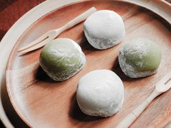 Tak Cuma Kacang, Toko Ini Punya Kue Mochi Rasa Matcha yang Kenyal