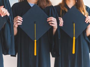 Evolusi Atribut Wisuda sejak Berabad-abad, Awalnya Tak Dipakai untuk Kelulusan