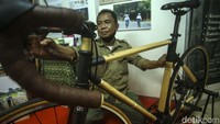 Sepeda ini juga diberikan kepada PM Australia sebagai cenderamata yang menunjukkan keberpihakan Presiden terhadap produk hasil karya anak bangsa dalam menjadikannya alat diplomasi.