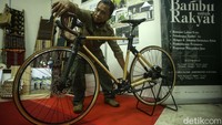 Seorang karyawan Kementerian Lingkungan Hidup dan Kehutanan (KLHK) melihat Sepeda Bambu Spedagi di Kantor KLHK, Jakarta, Senin (6/6/2022).