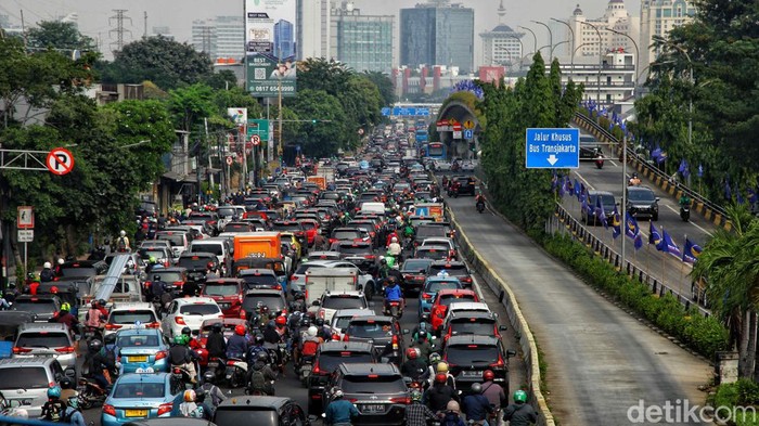 Jalan Letjen Suprapto-Galur Jakpus Macet Banget Pagi Ini Ratusan kendaraan terjebak macet di kawasan Jalan Letjen Suprapto hingga Galur, Jakarta Pusat, Senin (6/6). Kemacetan terjadi sejak pukul 08.00 WIB yang didominasi warga berangkat kerja.