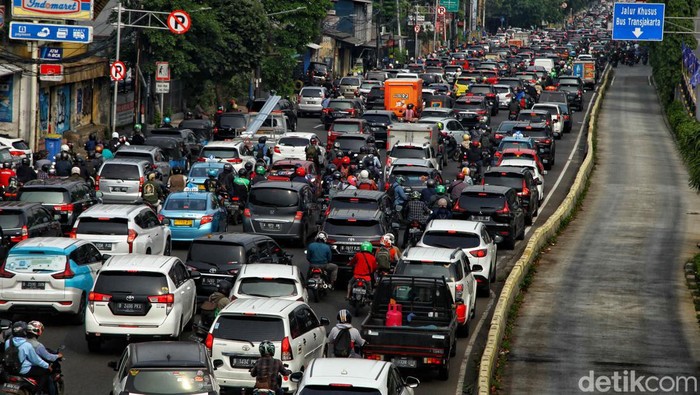 Ratusan kendaraan terjebak macet di kawasan Jalan Letjen Suprapto hingga Galur, Jakarta Pusat, Senin (6/6). Kemacetan terjadi sejak pukul 08.00 WIB yang didominasi warga berangkat kerja.