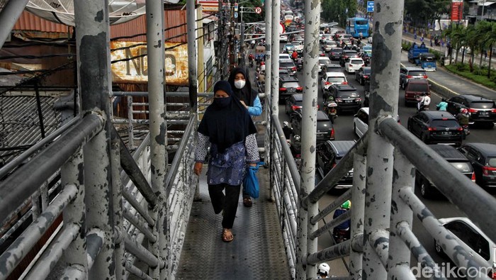 Jalan Letjen Suprapto-Galur Jakpus Macet Banget Pagi Ini Ratusan kendaraan terjebak macet di kawasan Jalan Letjen Suprapto hingga Galur, Jakarta Pusat, Senin (6/6). Kemacetan terjadi sejak pukul 08.00 WIB yang didominasi warga berangkat kerja.