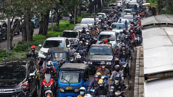 Ratusan kendaraan terjebak macet di kawasan Jalan Letjen Suprapto hingga Galur, Jakarta Pusat, Senin (6/6). Kemacetan terjadi sejak pukul 08.00 WIB yang didominasi warga berangkat kerja.