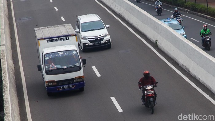 Jangan Ditiru! Bikers +62 Nekat Terobos JLNT Casablanca Sejumlah pesepeda motor melintas di JLNT Casablanca, Jakarta, Senin (6/6/2022) pukul 11.30 WIB.