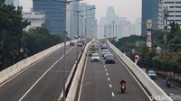Jalan tersebut diperuntukkan untuk kendaraan roda empat.  