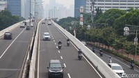 Sejumlah pesepeda motor melintas di Jalan Layang Non Tol (JLNT) Casablanca, Jakarta, Senin (6/6/2022) pukul 11.30 WIB.   