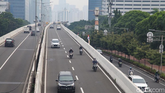 Jangan Ditiru! Bikers +62 Nekat Terobos JLNT Casablanca Sejumlah pesepeda motor melintas di JLNT Casablanca, Jakarta, Senin (6/6/2022) pukul 11.30 WIB.
