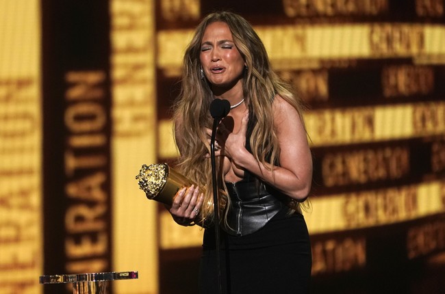 Salah satu orang terkasih yang disebut J.Lo di atas panggung MTV Movie and TV Awards 2022 adalah calon suaminya Ben Affleck. Foto: Chris Pizzello/Invision/AP/Chris Pizzello