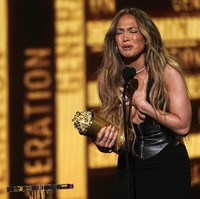 Salah satu orang terkasih yang disebut J.Lo di atas panggung MTV Movie and TV Awards 2022 adalah calon suaminya Ben Affleck. Foto: Chris Pizzello/Invision/AP/Chris Pizzello