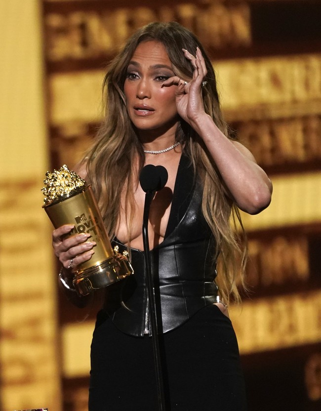 Naik ke atas panggung untuk menerima piala, J.Lo terisak menangis. Dia berterima kasih kepada semua pihak yang telah mendukung karier beraktingnya selama ini. Foto: Chris Pizzello/Invision/AP/Chris Pizzello