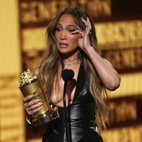 Naik ke atas panggung untuk menerima piala, J.Lo terisak menangis. Dia berterima kasih kepada semua pihak yang telah mendukung karier beraktingnya selama ini. Foto: Chris Pizzello/Invision/AP/Chris Pizzello