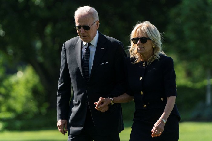 U.S. President Joe Biden and U.S. first lady Jill Biden walk from Marine One as they arrive from Wilmington, Delaware, at the White House in Washington, U.S., May 30, 2022. REUTERS/Joshua Roberts/File Photo