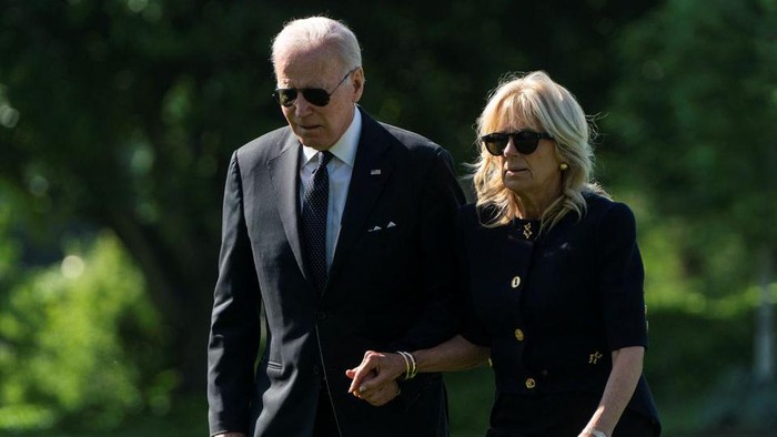 U.S. President Joe Biden and U.S. first lady Jill Biden walk from Marine One as they arrive from Wilmington, Delaware, at the White House in Washington, U.S., May 30, 2022. REUTERS/Joshua Roberts/File Photo