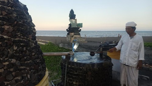 Jro Mangku menunjukkan lokasi pengelukatan di Pura Campuhan Windhu Segara yang berada dipinggir Pantai Padang Galak, Desa Kesiman, Denpasar, Senin (6/6/2022).