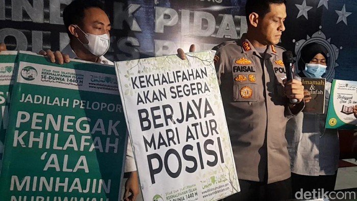 Kapolres Brebes, AKBP Faisal Febrianto, menunjukkan bendera Khilafatul Muslimin, Senin (6/6/2022).