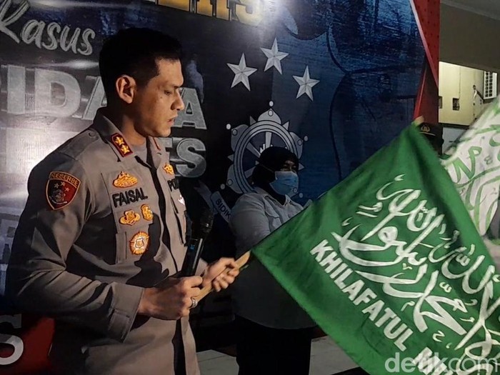Kapolres Brebes, AKBP Faisal Febrianto, menunjukkan bendera Khilafatul Muslimin, Senin (6/6/2022).