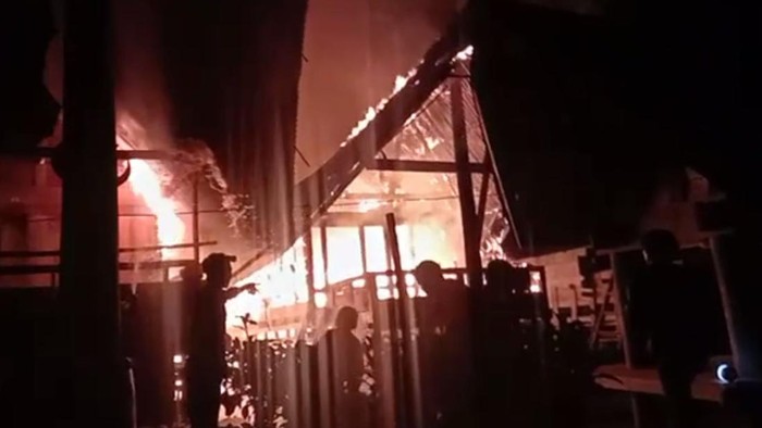 Kebakaran 2 unit rumah adat  Banua di Mamasa (Dok. Istimewa).
