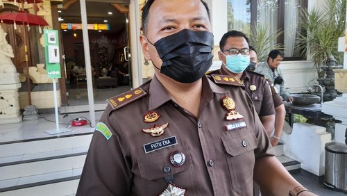 Kepala Seksi Intelijen Kejaksaan Negeri Denpasar I Putu Eka Suyantha saat mengumumkan dua tersangka kasus dugaan korupsi dana LPD Serangan, Senin (6/6/2022).