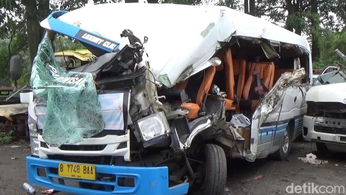 Kondisi mobil travel setelah menabrak truk di Tol Cipularang.