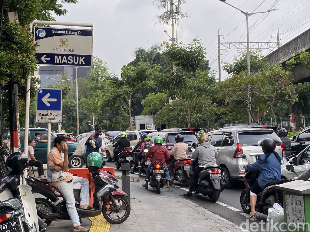 Kondisi trotoar Jl Pegangsaan sekitar Metropole, Jakarta Pusat, 6 Juni 2022. (Annisa Rizky Fadhila/detikcom)