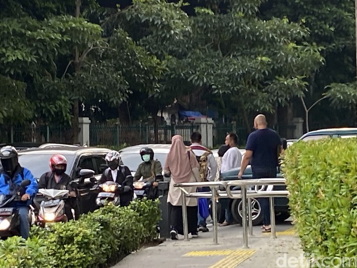 Kondisi trotoar Jl Pegangsaan sekitar Metropole, Jakarta Pusat, 6 Juni 2022. (Annisa Rizky Fadhila/detikcom)