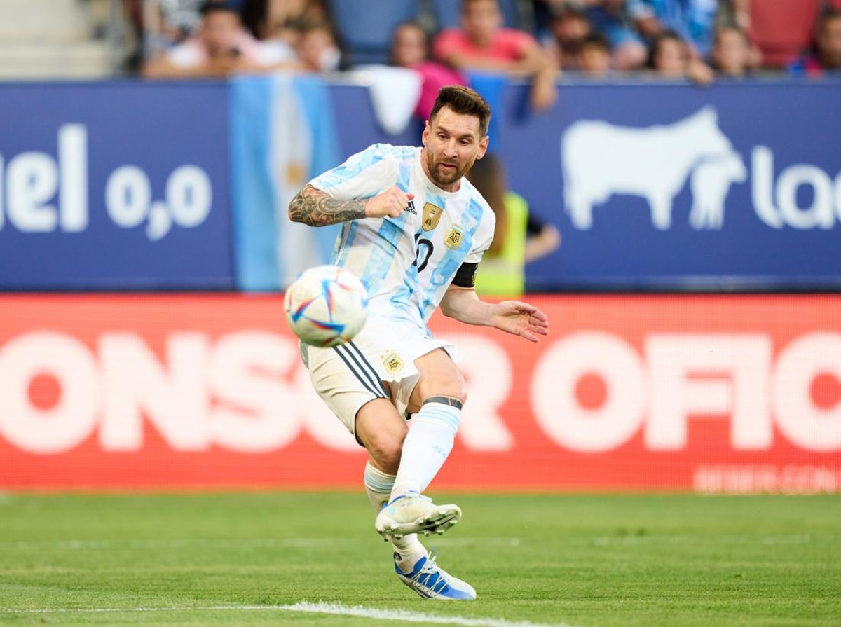 Lionel Messi bisa memecahkan dua rekor Diego Maradona di Timnas Argentina. (Foto: Juan Manuel Serrano Arce/Getty Images)