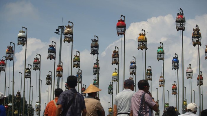 Warga mengamati burung perkutut dalam sangkar pada Lomba Burung KGPAA Paku Alam Cup VIII di Alun-alun Selatan, Yogyakarta, Minggu (5/6/2022). Lomba yang diikuti ratusan peserta dari berbagai wilayah di Indonesia itu menjadi media pengenalan burung perkutut dan sebagai daya tarik wisata. ANTARA FOTO/Andreas Fitri Atmoko/tom.