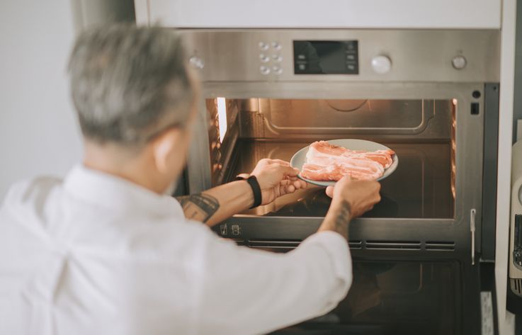 Makanan yang Berbahaya jika di Microwave